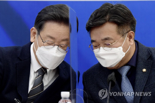 이재명 전 대선후보(왼쪽)와 윤호중 비상대책위원장